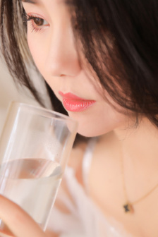 美女奶大丰满裸体图片