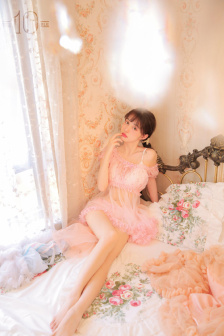 美女抓奶抖胸视频